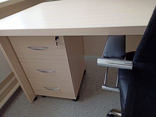 Офисный стол с тумбой